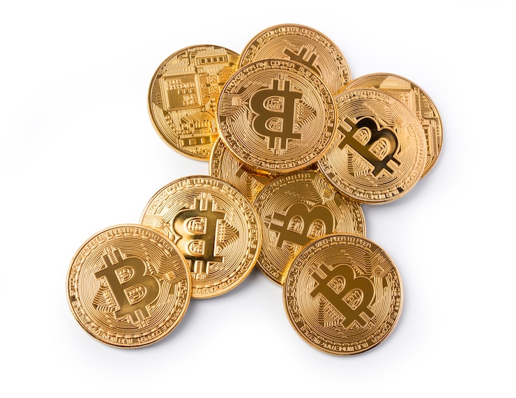 Foto bitcoins. nuevo dinero virtual aislado en blanco con trazado de recorte