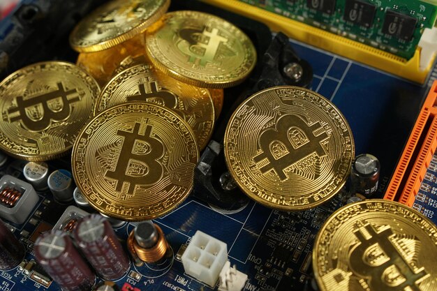 Bitcoins en la placa base. Moneda criptográfica Oro Bitcoin - BTC - Bit Coin.