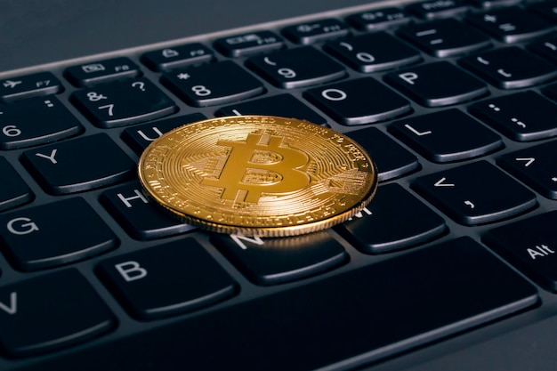 Uno bitcoins en un primer plano de teclado de computadora