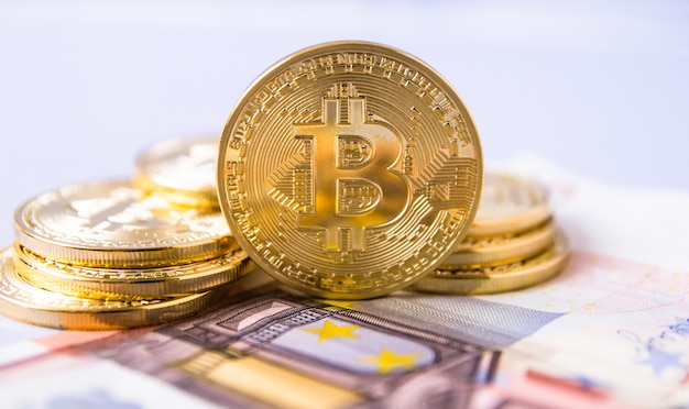 Bitcoins sobre billete de euro