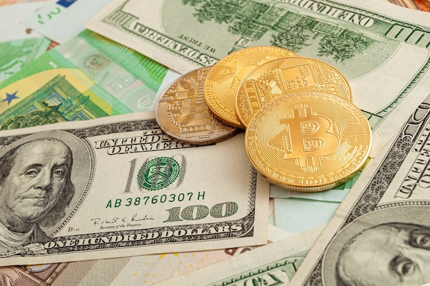 Bitcoins sobre un fondo de textura de euros y dólares
