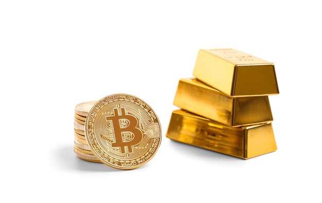 Bitcoins und Goldbarren isoliert