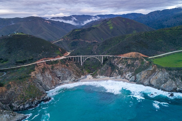 Bixby Creek Bridge também conhecida como Bixby Canyon Bridge na Big Sur Coast da Califórnia drone