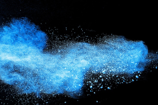 Bizarre Formen von blauen Staubpartikeln spritzen.