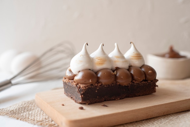 bizcocho de brownie con merengue, casero.