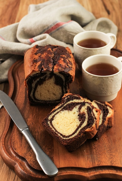 Bizcocho casero de chocolate y vainilla. Rebanadas servidas con té o café.