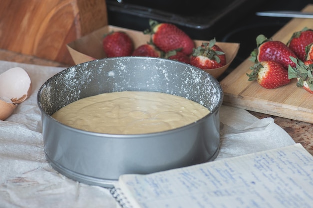 Bizcocho casero con fresas en forma de horno listo para hornear