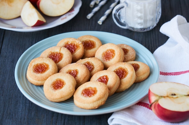 Bizcocho casero con mermelada de manzana en placa azul