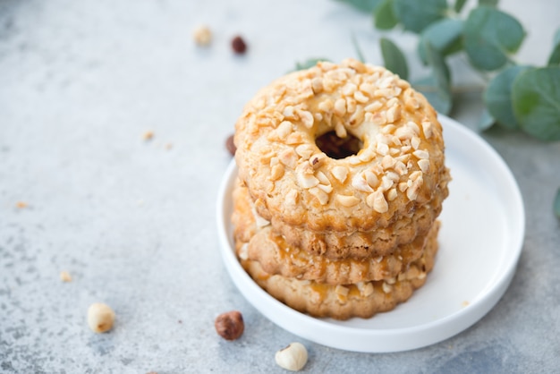 Bizcocho casero con nueces, anillos de mantequilla con nueces