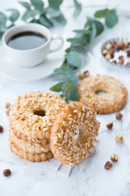 Bizcocho casero con nueces, anillos de mantequilla con nueces