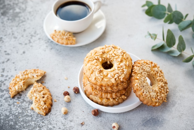 Bizcocho casero con nueces, anillos de mantequilla con nueces