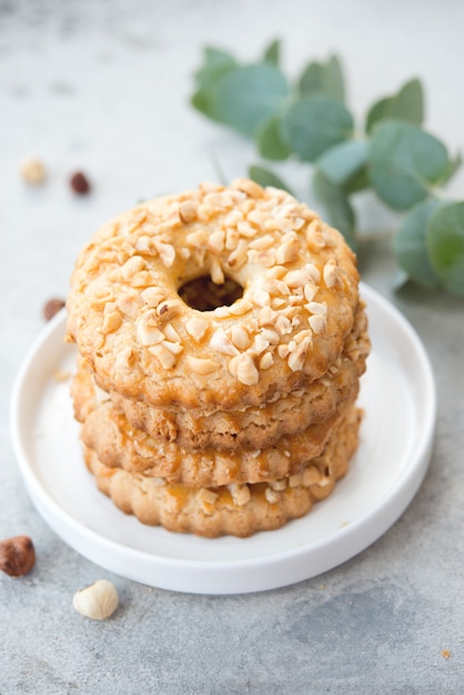 Bizcocho casero con nueces, anillos de mantequilla con nueces