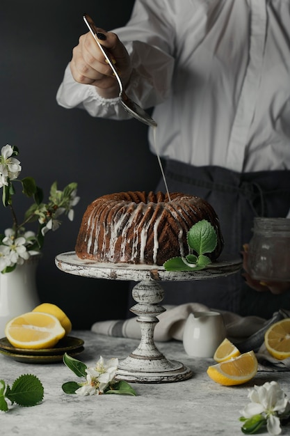 Bizcocho de chocolate y calabaza y ralladura de limón en el soporte