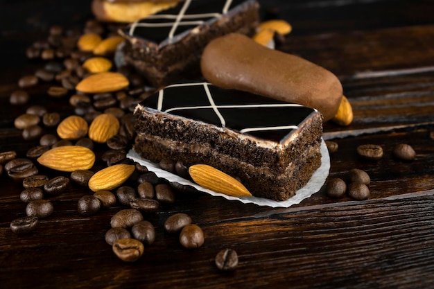 Bizcocho de chocolate espolvoreado con granos de café y almendras