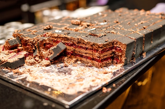 Bizcocho de chocolate y frutos rojos. Pastel picado.