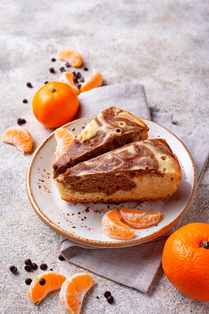 Bizcocho con chocolate y naranja.