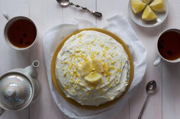 Bizcocho de crema de limón con cáscara y té