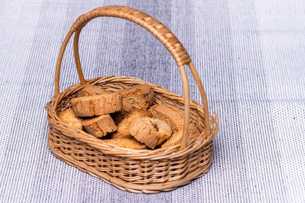 Bizcocho crujiente o tostadas en una cesta en el primer plano de la mesa