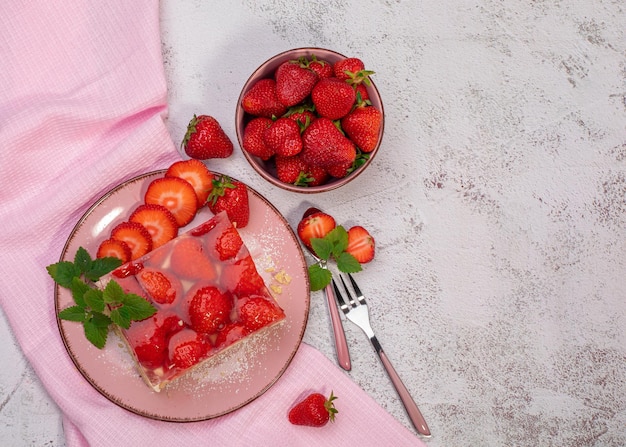 Bizcocho con fresas sobre un fondo claro