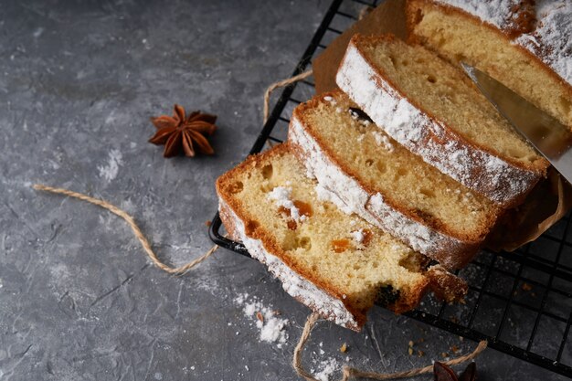 Bizcocho inglés casero, tarta servida en mesa gris