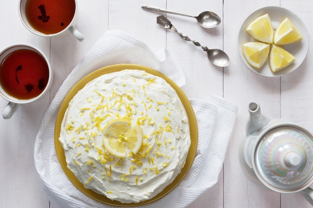 Bizcocho de limón con crema y ralladura