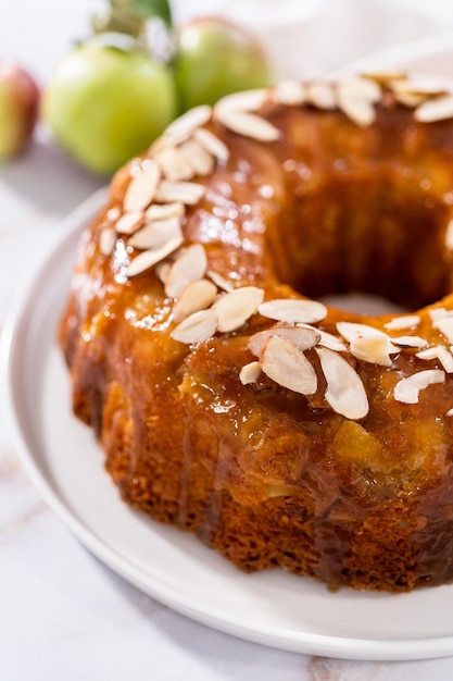 Bizcocho de manzana con glaseado de caramelo