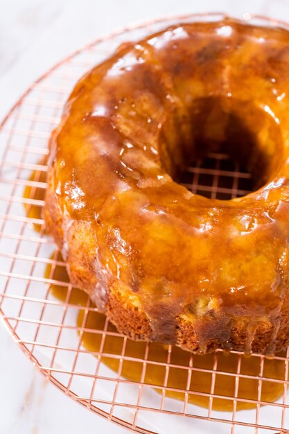 Bizcocho de manzana con glaseado de caramelo