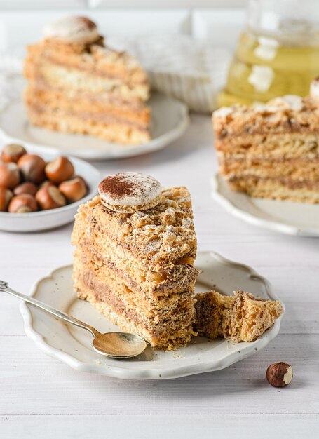 bizcocho de merengue con crema de nueces