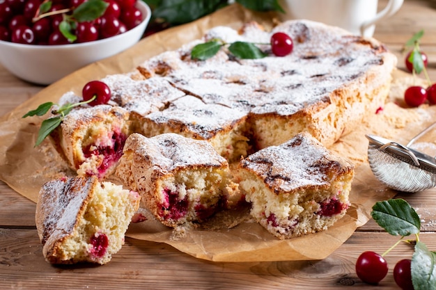 Bizcocho o bizcocho de chifón con cerezas tan suaves y deliciosos con ingredientes en la mesa de madera Concepto de panadería casera para fondo y papel tapiz