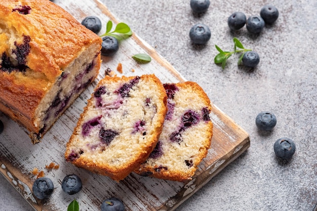 Bizcocho de pan de arándanos con arándanos frescos