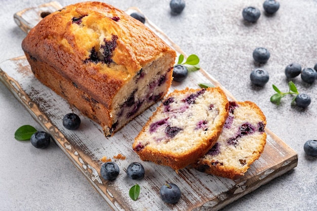 Bizcocho de pan de arándanos con arándanos frescos