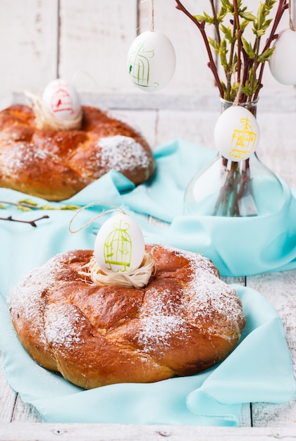 Bizcocho De Pascua Con Huevos De Sauce Pintados