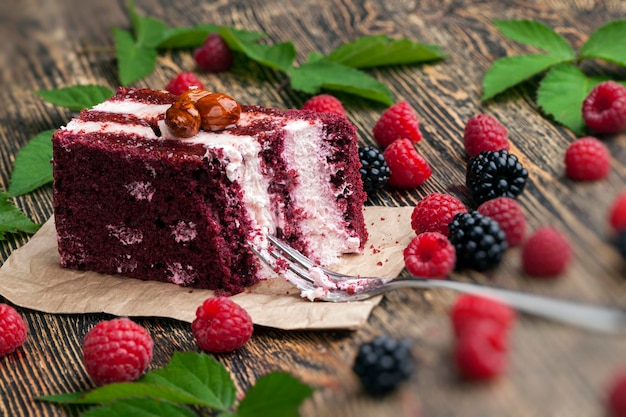 Un bizcocho de pasteles rojos con sabor a frutos rojos y crema de mantequilla, varias capas de delicioso bizcocho dulce