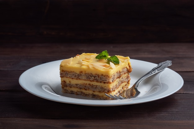 Bizcocho de plátano con nueces y menta. Delicioso postre dulce para el té Madera oscura.