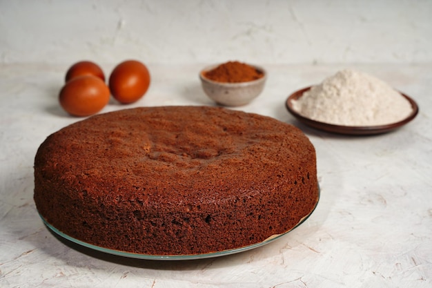 Un bizcocho redondo de chocolate o chiffon cake tan suave y delicioso con ingredientes huevos harina