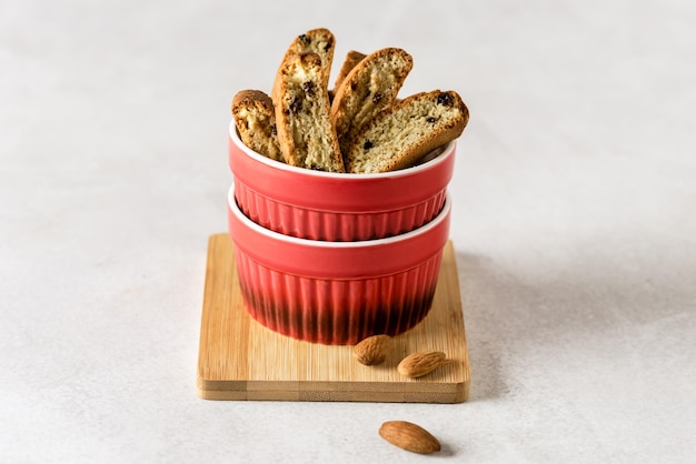 Foto bizcochos horneados caseros biscotti italiano en tazón rojo fondo gris horizontal