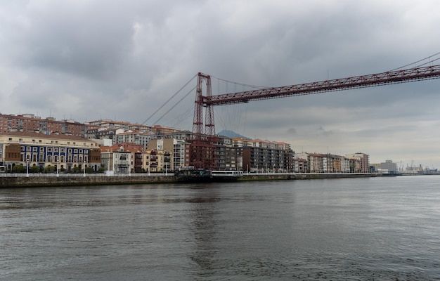 bizkaia hängebrücke metallstruktur gilt als welterbe für den transport mit bewölktem himmel