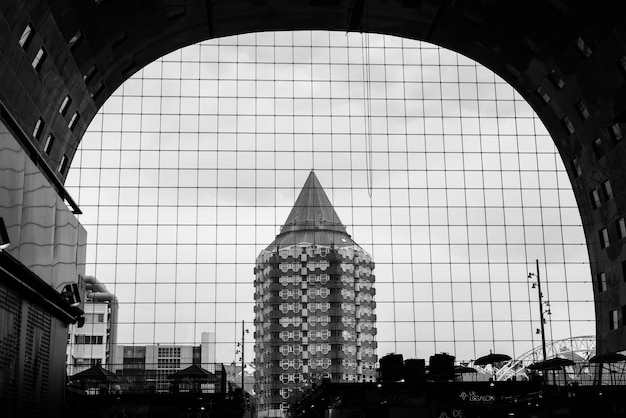 Blaaktoren visto detras de una ventana con rendijas