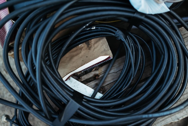 Foto black cable coils in the recycling center with other objects in the background