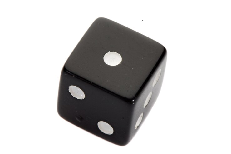 Foto black dice um over branco fundo