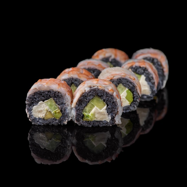 Black Dragon roll com enguia, abacate, pepino, cream cheese