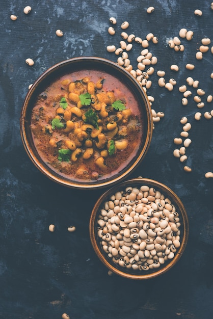 Black Eyed Beans Curry ou Chawli ou chavli chi usal ou masala, servido em uma tigela de cerâmica sobre um fundo sombrio, foco seletivo