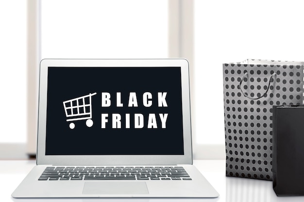 Black Friday-Anzeige auf dem Laptopbildschirm auf dem Schreibtisch