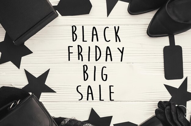 Foto black friday big sale textschild minimalistisch flach legen sonderrabatt weihnachtsangebot stilvolle werbebotschaft bei schwarzen geschenkboxen preisschilder auf weißem rustikalem hintergrund weihnachtseinkäufe