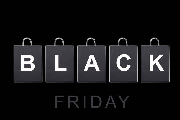 Black friday cadastre-se em sacos de papel em um fundo preto