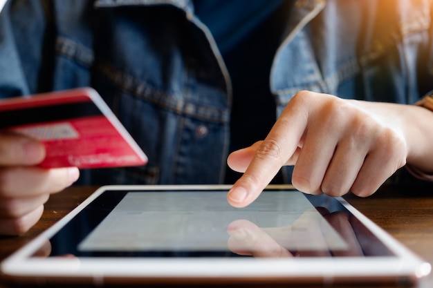 Foto black friday, hermosa mujer con tarjeta de crédito y laptop para compras en línea.