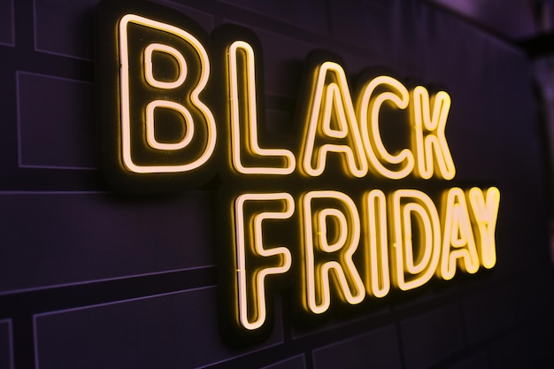 Black Friday Rabatte Verkauf Black Friday Inschrift auf dunklem Hintergrund