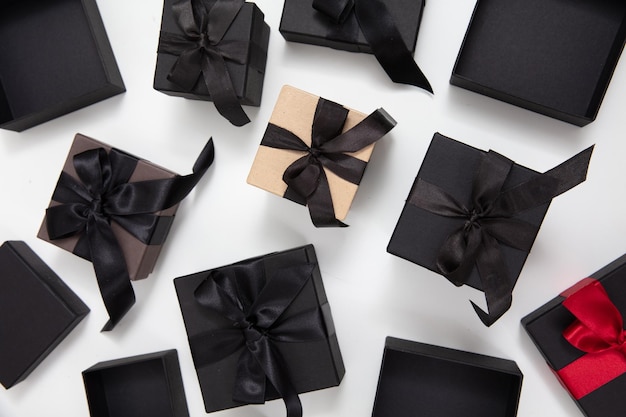 Black Friday Sale Caixas de presentes pretas com laço de fita em fundo branco vista superior