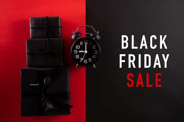 Black Friday Sale mit Wecker und schwarzen Geschenkboxen