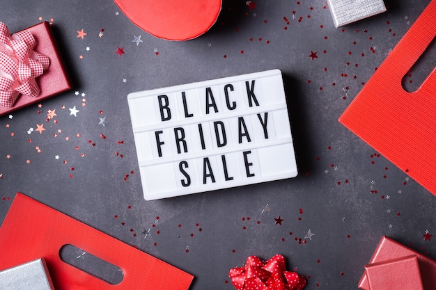 Black Friday Sale Muster mit roten Boxen und Einkaufstüten